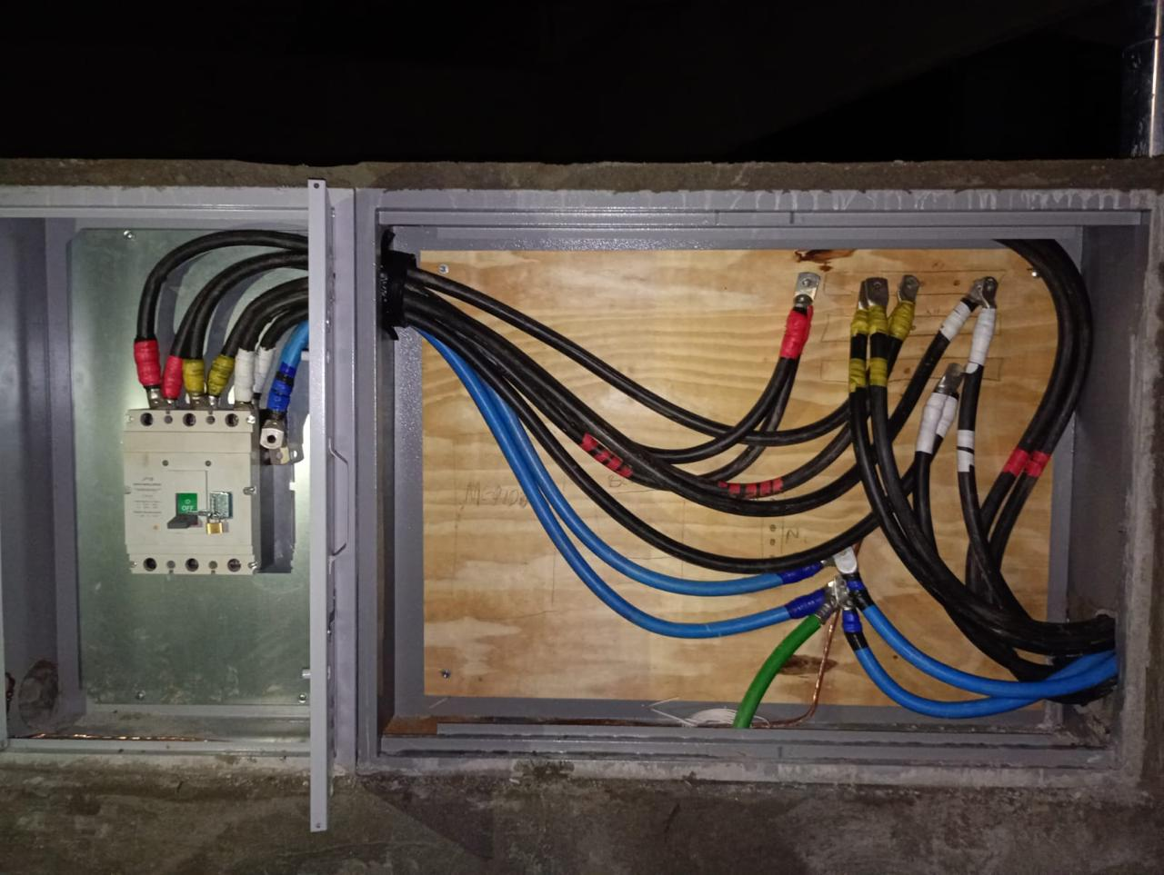 Quadro de média e alta tensão com cabos de grande bitola e terminais identificados por cores