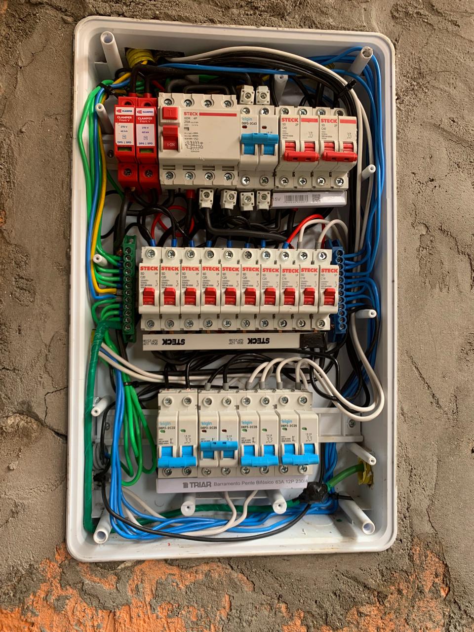 Quadro de distribuição com barramento bifásico e DPS